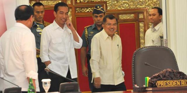Bahas Terpuruknya Rupiah, Jokowi Gelar Rapat Terbatas