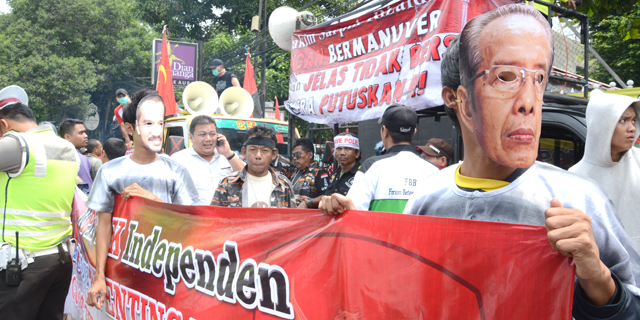 Tak Peduli Diguyur Hujan, Massa Pendukung BG Padati PN Jaksel