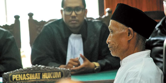 Pengadilan Memvonisnya Bebas, Mbah Harso Langsung Sujud Syukur