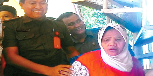 Penahanan Nenek Asyani Akhirnya Ditangguhkan Atas Jaminan Bupati