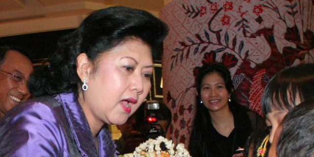 Ketika Mantan Ibu Negara Bagi-bagi Batu Akik di Instagram