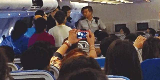 Emoh Tutup Pintu Toilet Pesawat, Wanita China Diturunkan Paksa