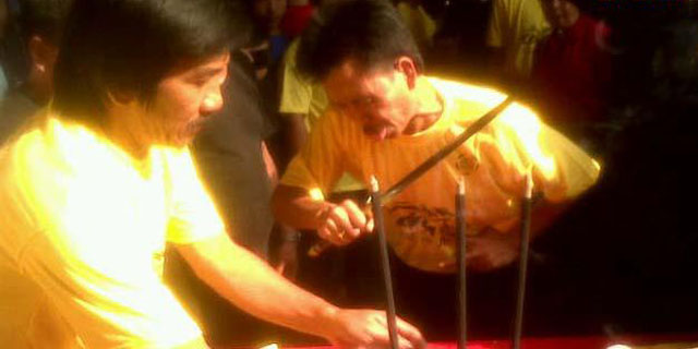 Sehari Jelang Cap Go Meh, Warga Bogor Gelar Ritual Potong Lidah