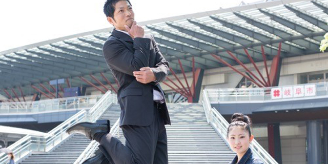 Foto Melompat Disamping Putrinya Sedang Tren di Jepang