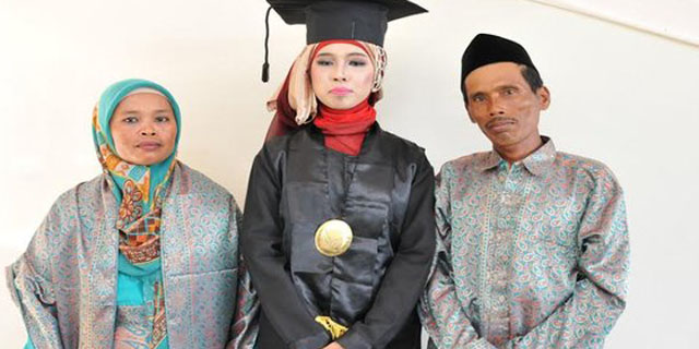 Kisah Anak Buruh Tani Jadi Lulusan Terbaik di UIN Walisongo