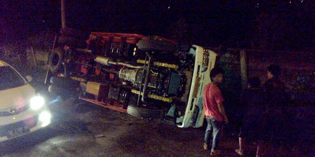 Truk Tronton Tergelincir Timpa 6 Pengendara Motor