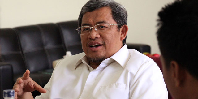 HUT Satpol PP, Aher Dapat Hadiah Batu Akik Sisik Naga