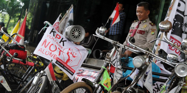 Komunitas Sepeda Onthel Dukung KPK