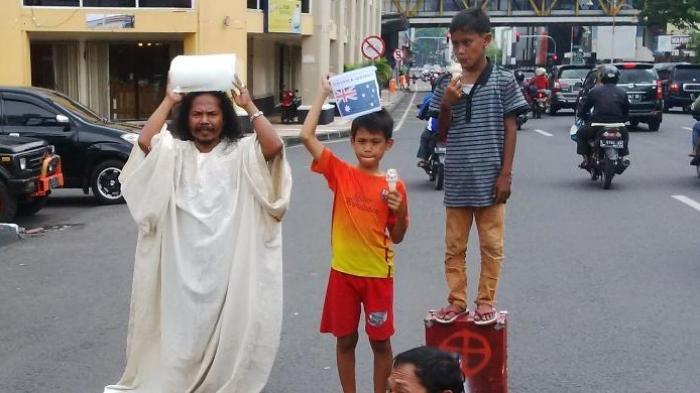 Sindir PM Australia, Seniman Surabaya Taruh Es Balok di Kepala