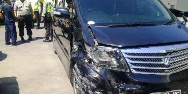 Diduga Sopir Kram, Alphard Tabrak Ruang Tunggu Bandara Juanda