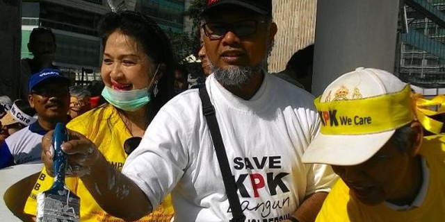 Aksi ‘Save KPK’ di Bundaran HI, BW Ngecat Pos Polisi