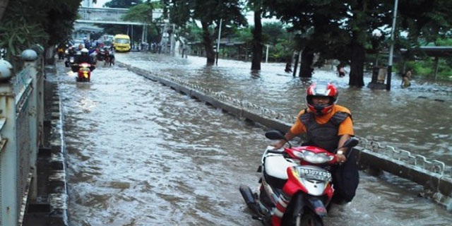 Banjir Selutut, Cempaka Putih Macet Total