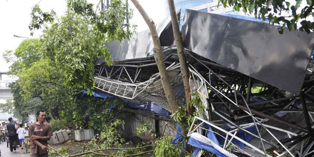 Hujan Angin di Bandung, Jembatan Ambruk dan Billboard Roboh