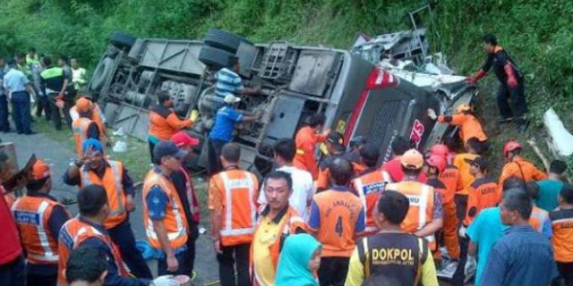 Bus Rombongan Haji Terguling, Delapan Orang Tewas