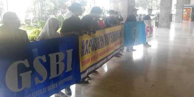 Demonstran Tolak Pemecatan Pamdal Hamil di Gedung DPR