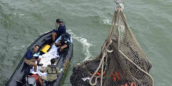 Satu Pilot AirAsia QZ8501 Sudah Dievakuasi dari Kokpit Pesawat