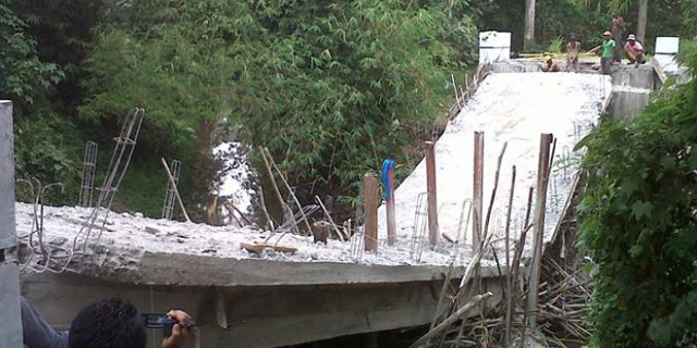 Jembatan Ini Ambruk Saat di Atasnya Sedang Digelar Syukuran Peresmian