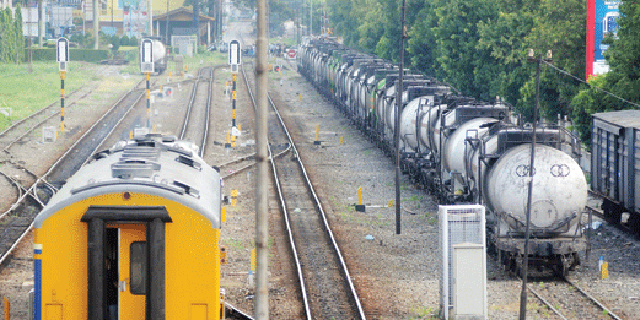 Kereta Api Pembawa CPO Terbalik di Medan