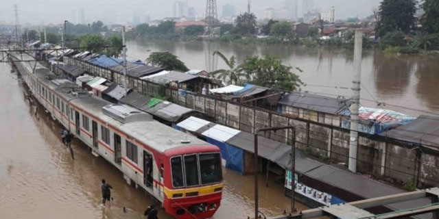Rel Terendam Banjir, KRL Jurusan Bogor Balik ke Stasiun Jatinegara
