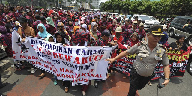 Relawan Jokowi Pro BG Ancam ‘Serbu’ Istana Senin Besok