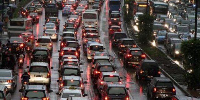 Macet Parah Karena Genangan Air, Pintu Tol Jati Asih Ditutup