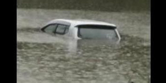 Sopir Mabuk Terobos Banjir, Avanza Tenggelam Masuk Kolam