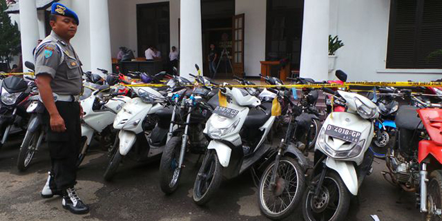 Gerebek Penadah Kendaraan Curian, Ditemukan 100 Motor dan Dua Pik Up