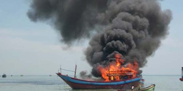 Polda Kaltim Ledakkan Dua Kapal Malaysia Pencuri Ikan