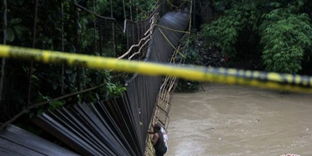 Jembatan Gantung di Lebak Runtuh, Puluhan Siswa SD Nyemplung Sungai