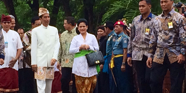 Presiden Jokowi Bagi-bagi Amplop Berisi Uang Di Perayaan Nyepi