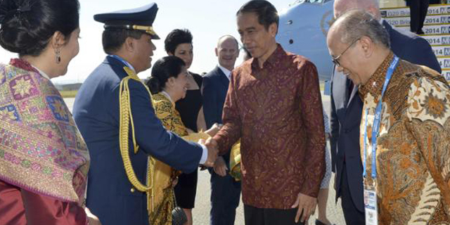 Prosesi Adat ‘Peusijuek’ Sambut Jokowi Saat Tiba di Aceh