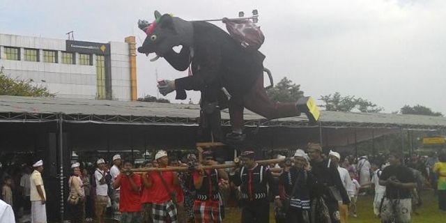 Ketika Wali Kota Risma Terpingkal-pingkal Lihat Ogoh-ogoh Tikus