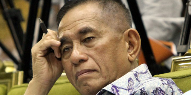 Menhan Ryamizard Langsung Jenguk Pilot Pesawat Yang Jatuh Di Malaysia