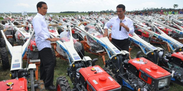 ‘Traktor Bantuan Jokowi Ternyata Ditarik Karena Pinjaman Dari Pabrik’