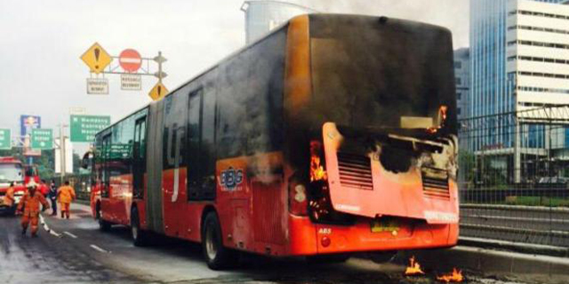 Bus Transjakarta Terbakar di Jalan Gatot Subroto Pagi Tadi