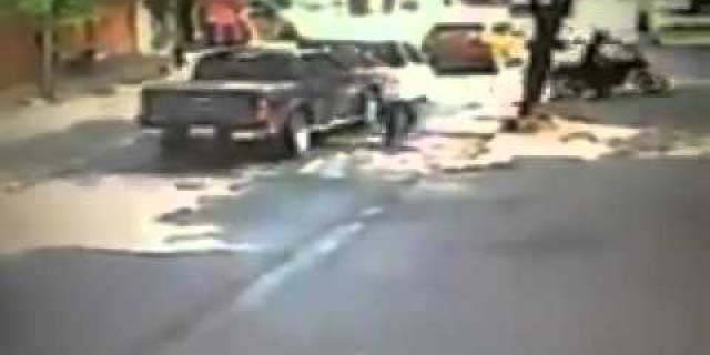 VIDEO: Gagal Jambret Korban, Begal Ini Malah Ditabrak Pakai Mobil