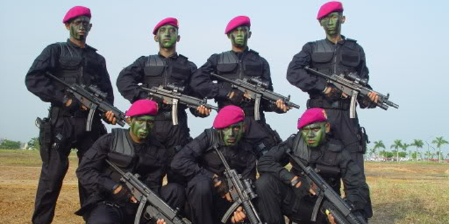 Prajurit Denjaka TNI AL Jatuh Di Depan Mata Jokowi