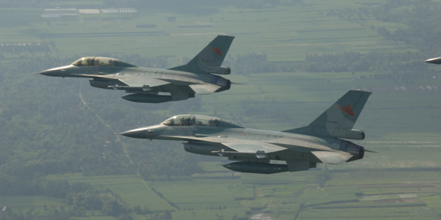Pesawat Tempur TNI AU F-16 Tergelincir di Bandara Halim Perdanakusumah