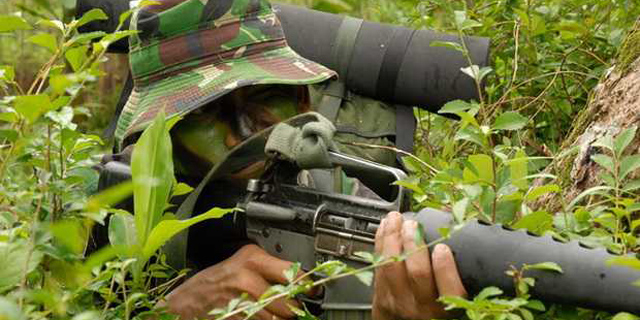Pasukan TNI Temukan Tempat Latihan Teroris Di Gunung Biru