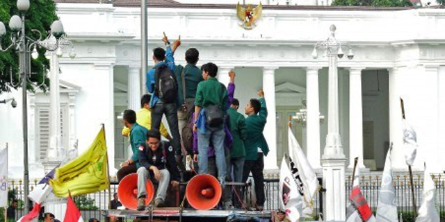 Ratusan Mahasiswa Kepung Istana di Hari Reformasi
