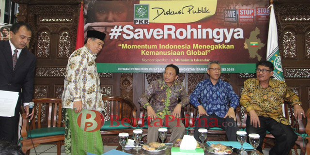 Diskusi Publik yang diadakan di Kantor PKB mengenai mengungsian Rohingya dan mengambil tema " SAVE ROHINGYA" di jakarta, (22/5). turut hadir perwakilan Kemenlu Direktur Keamanan Internasional dan Perlucutan Senjata (KIPS) Kementerian Luar Negeri, Andy Rachmianto , Prof Hikamanto Juwan, SH.LL. M. Ph.D, Guru Besar Hukum Internasional, Drs, KH Masdar Farid Mas'udi Rais Syuriah PBNU, Drs, H.M Syaiful Bahri Anshori M. P Anggota FPKB DPR RI Komisi I DPR RI, dan para perwakilan Biksu Indonesia saling bergandengan untuk menyelamatkan pengungsi Rohingya demi kemanusiaan. Beritaprima.cim/Sonny Eko Kusetiawan/bp/May/2015.