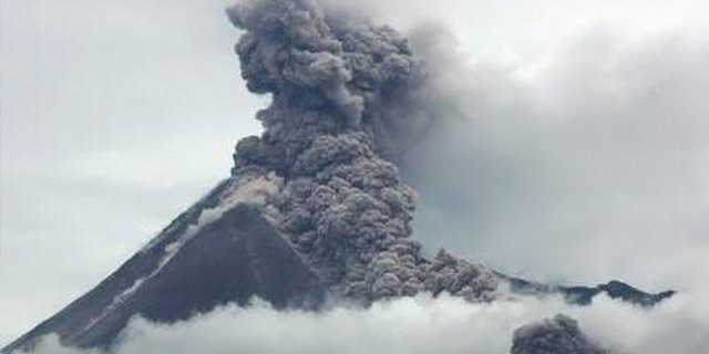 Gunung Karangetang Luncurkan Awan Panas, Penduduk Panik