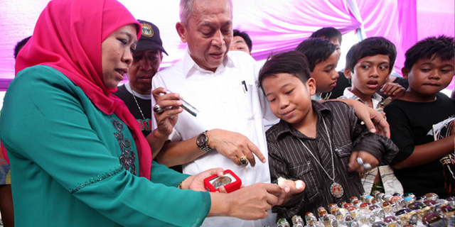 Diam-Diam Menteri Khofifah Kagumi Batu Akik