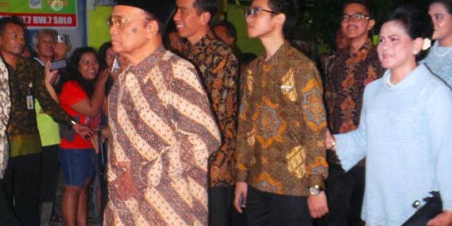 Prosesi Lamaran, Jokowi Berjalan Kaki ke Kediaman Selvi