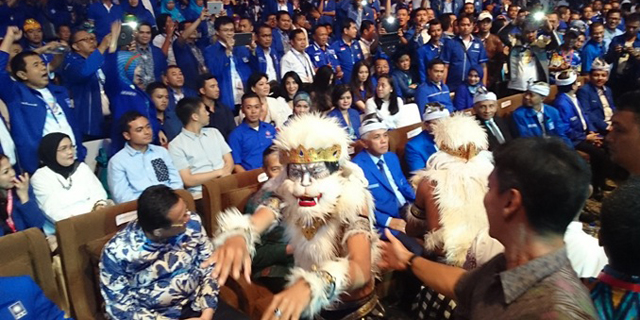 Hanoman Iringi Hatta Rajasa Masuki Arena di Kongres PAN