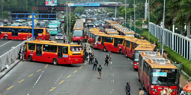 TransJakarta dan Trem, Transportasi Massal Beda Generasi Yang Bernasib Sama