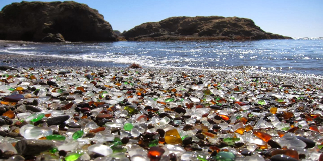 Hamparan Batu Kaca Indah di Pantai Glass Beach