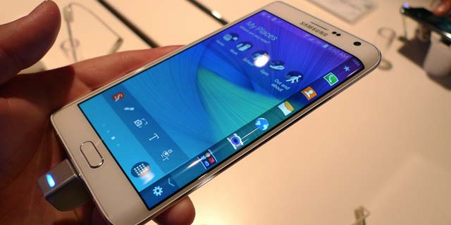 Layar Samsung Galaxy S6 Edge Gampang Pecah