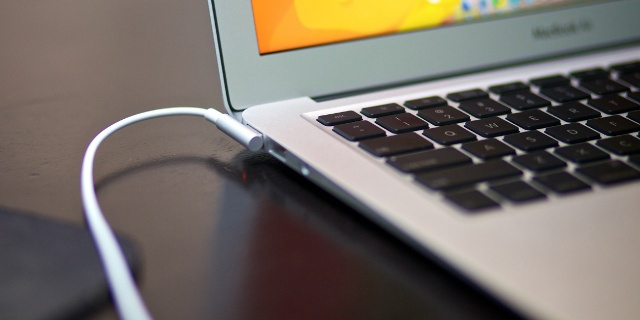 Ketika Ngecharge Laptop Dibandrol Rp 400 Ribu