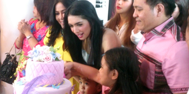 Hadiah Puisi dari Putrinya Bikin Menangis Angel Karamoy